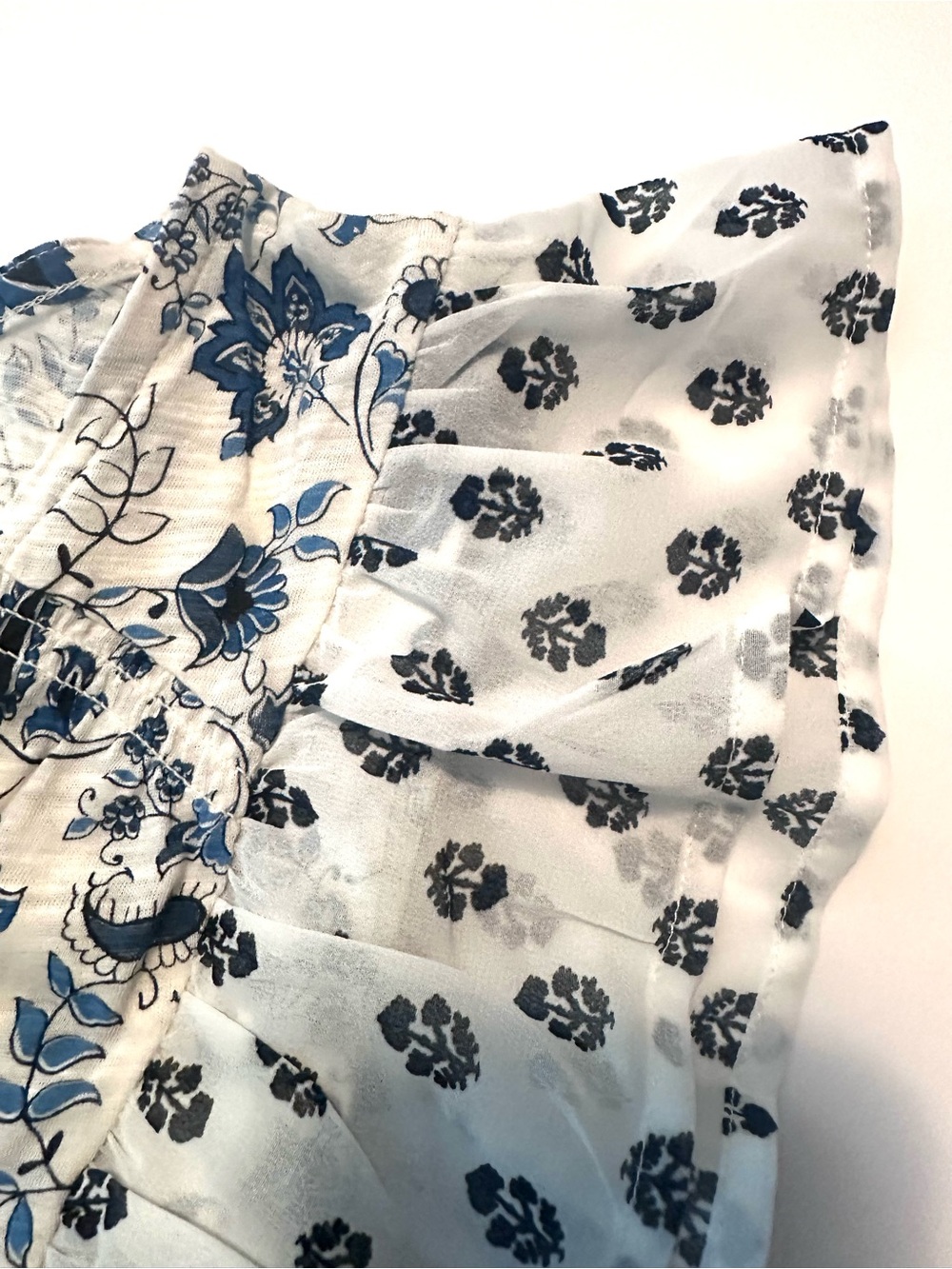 Lucky Brand NWOT cap sleeve top with ruffle details white/blue print size S - Picture 6 of 10